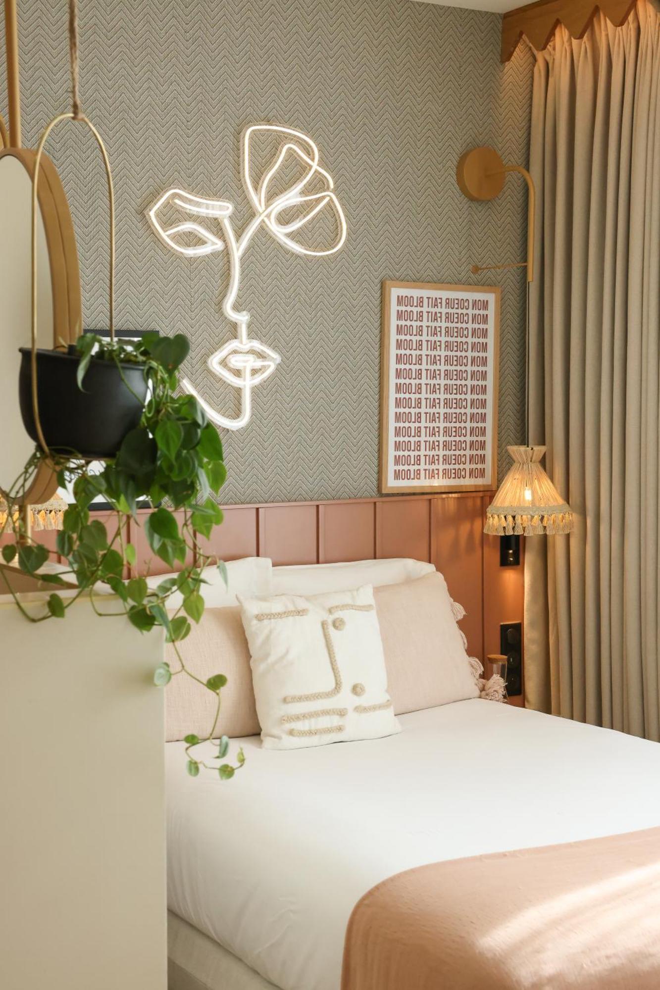 Hotel Bloom House & 4*