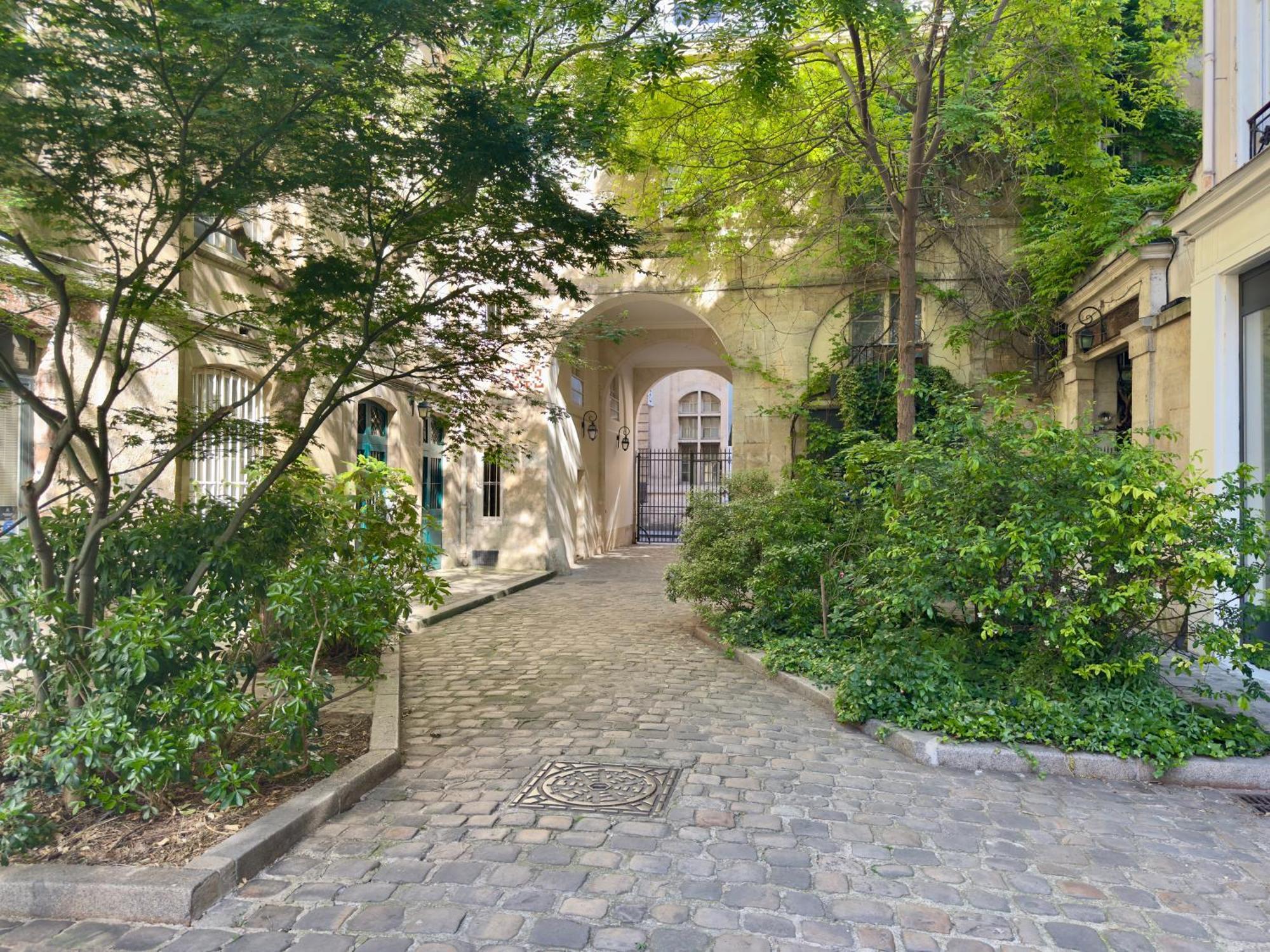 Luxury 2br In Charming Courtyard Le Marais Parigi