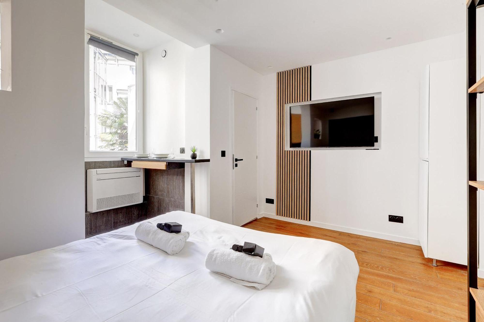 Neuf Et Climatise Sur Les Champs Elysees Apartment