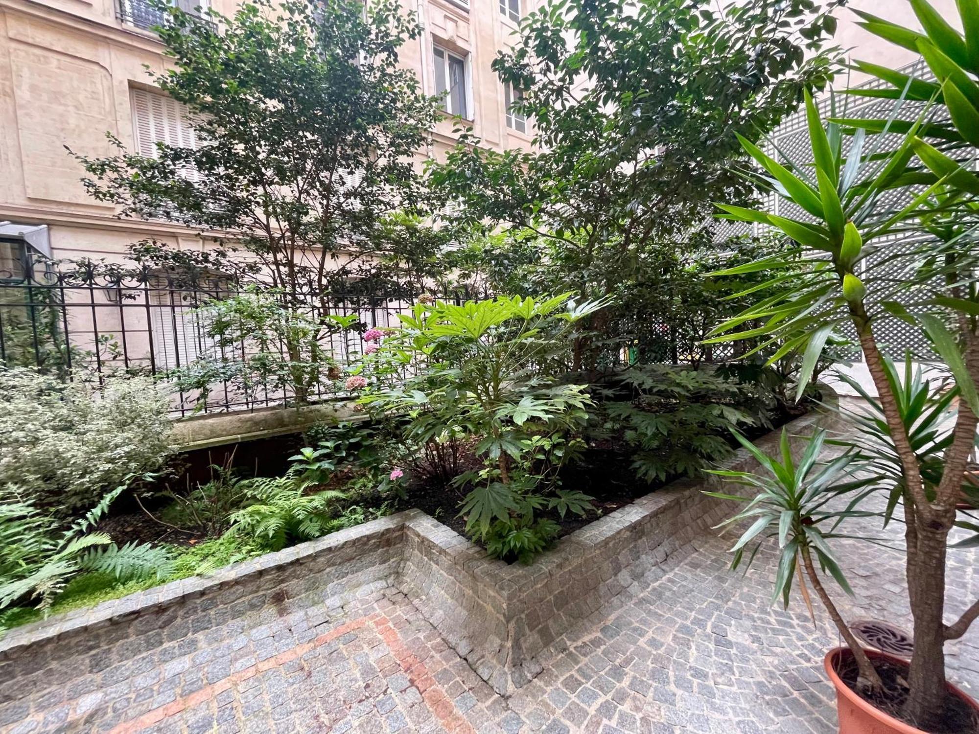 Tour Eiffel Montaigne Apartment