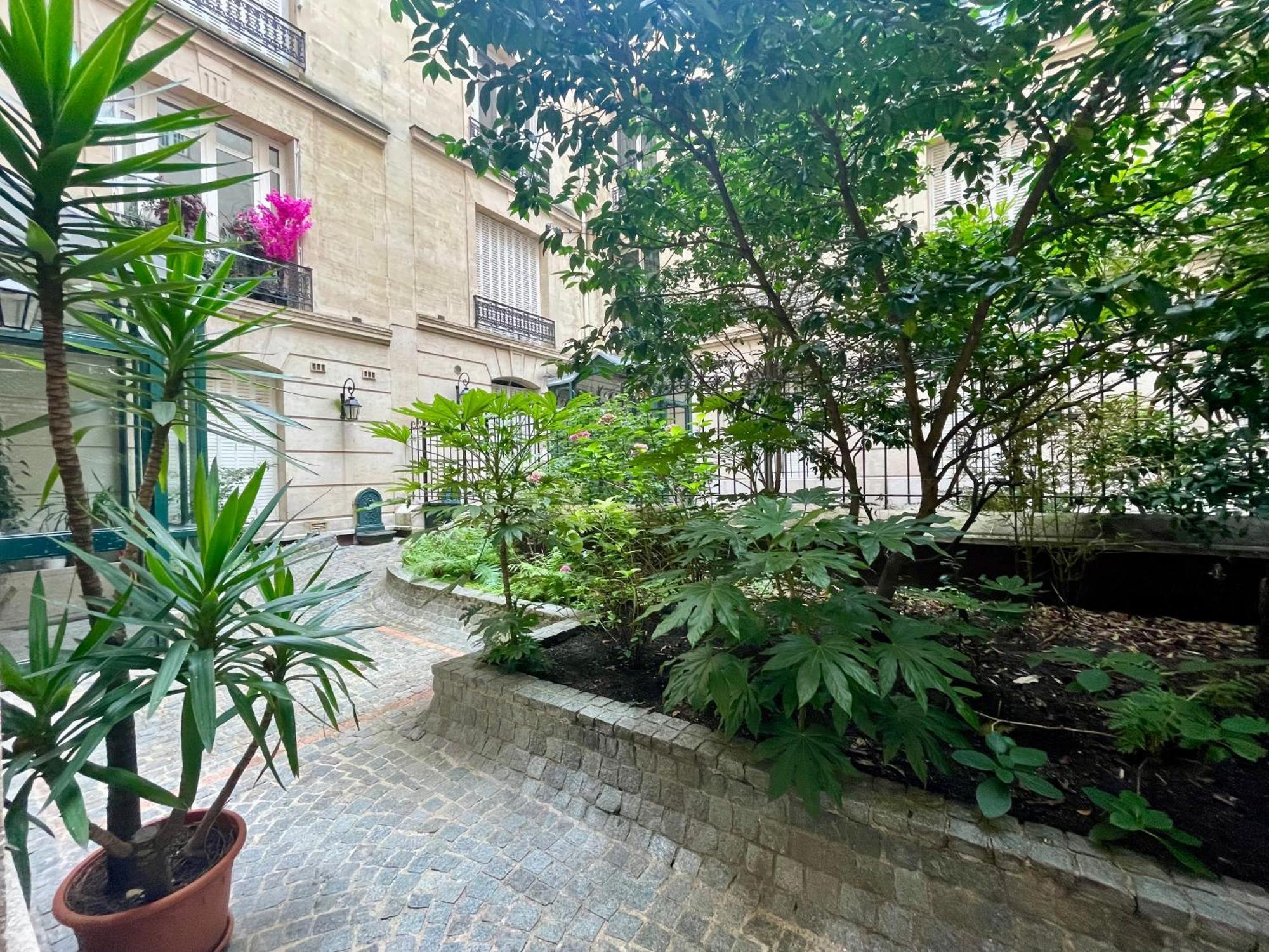 Tour Eiffel Montaigne Apartment *