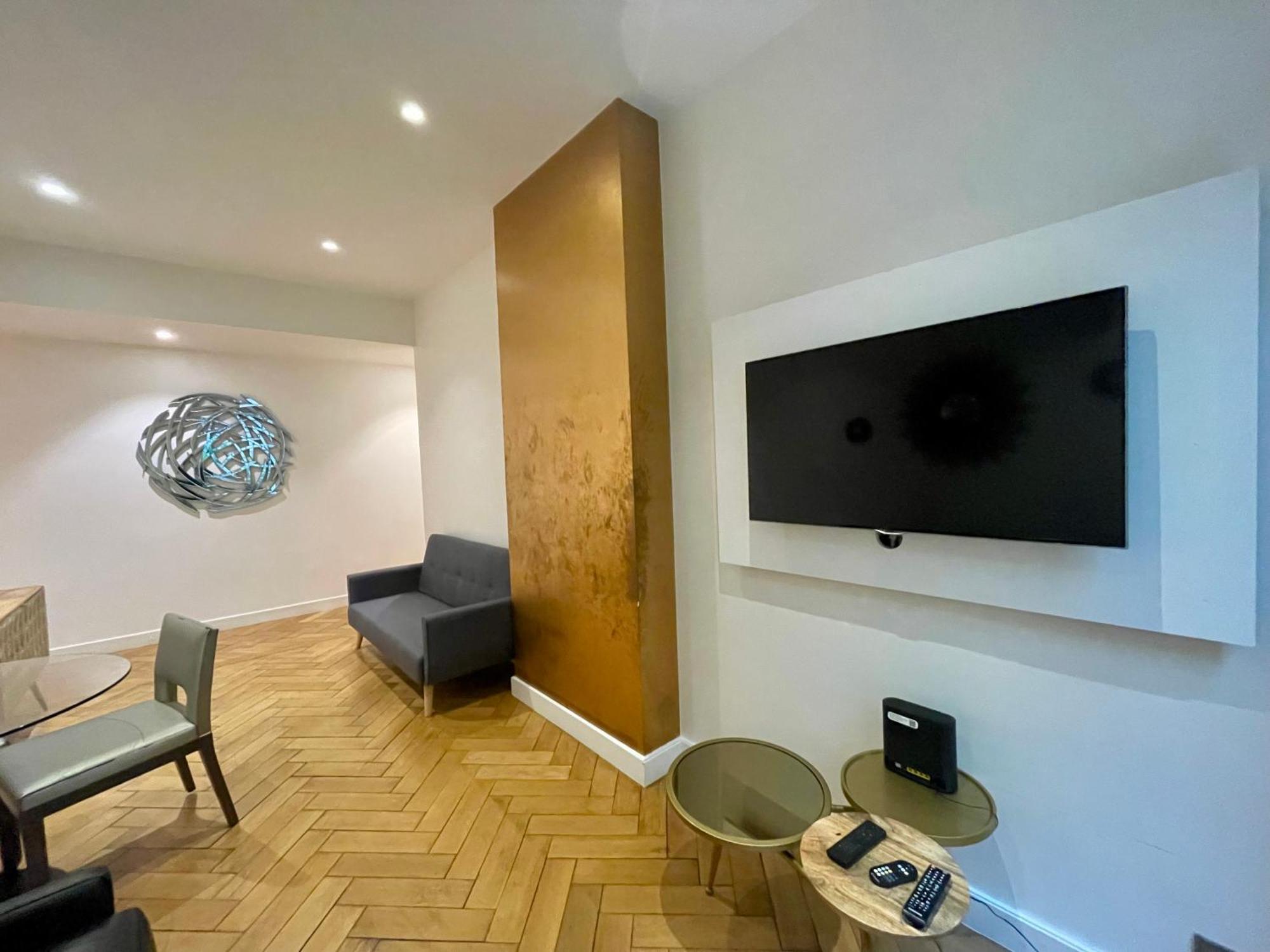 Tour Eiffel Montaigne Apartment Paris