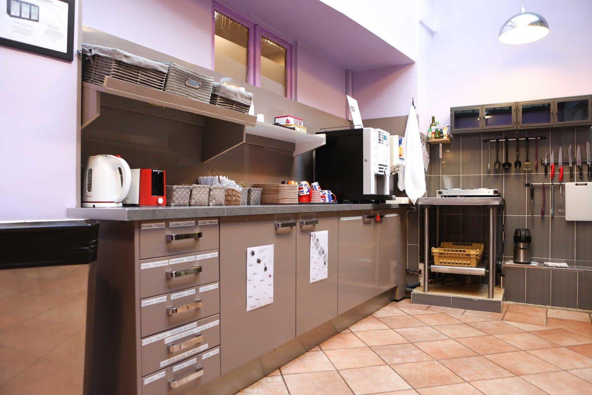 Hostel Le Village Montmartre By Hiphophostels Paris