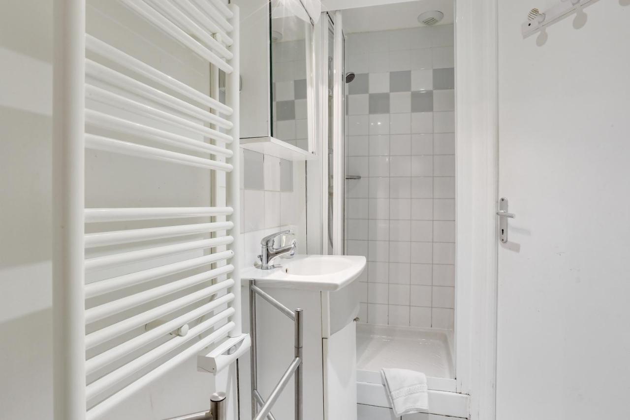 Comfortable Flat In The Middle Of Apartment Paris